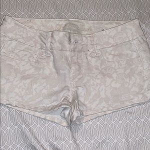 3/$25 American Eagle white patterned jean shorts